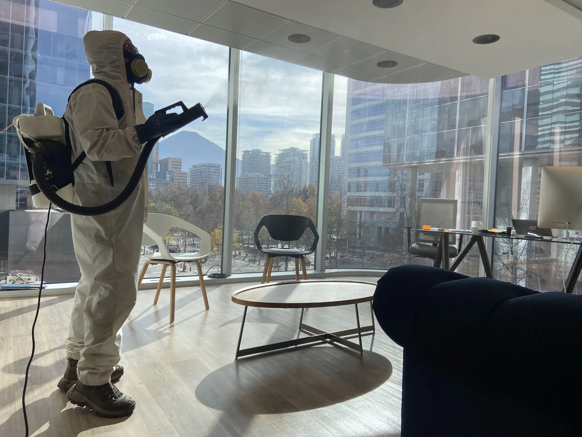 Técnico de CTRLPLAGAS con traje, respirador, guantes y calzado de seguridad