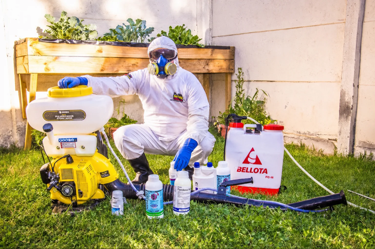 Técnico de CTRLPLAGAS con guantes, respirador, antiparras, traje de protección y calzado de seguridad